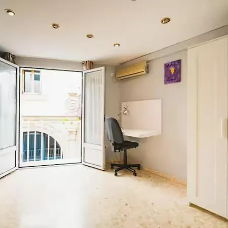 Charming 2 Bedroom In The Heart Of *